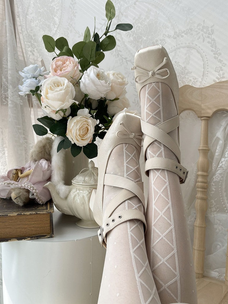 Elegante Beige Schuhe mit Riemen und Wickeldesign aus Satin