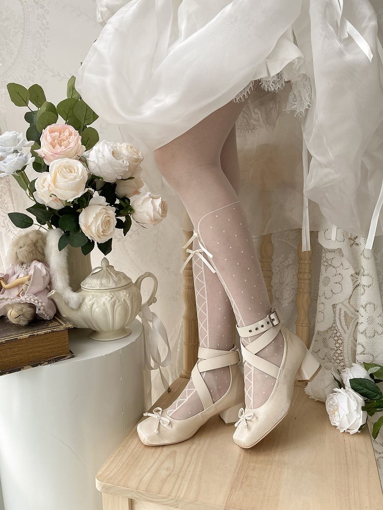 Elegante Beige Schuhe mit Riemen und Wickeldesign aus Satin