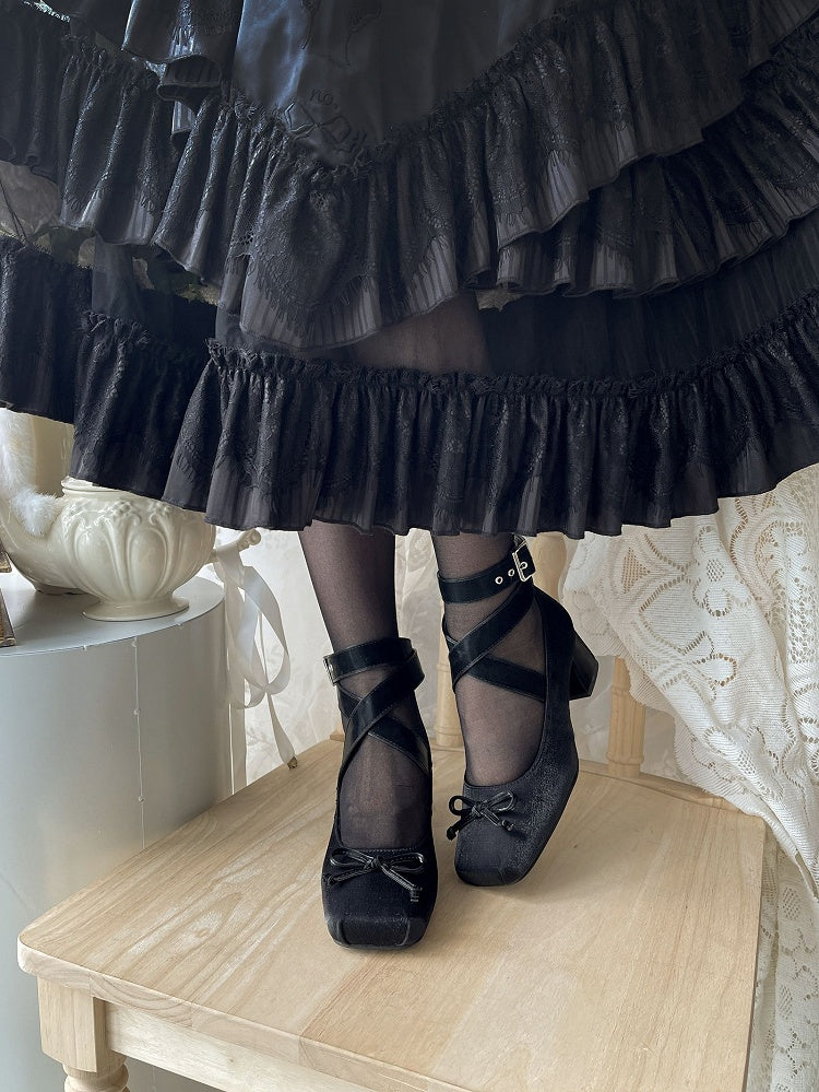 Elegante Ballerinas aus Satin mit Knöchelriemen in Schwarz