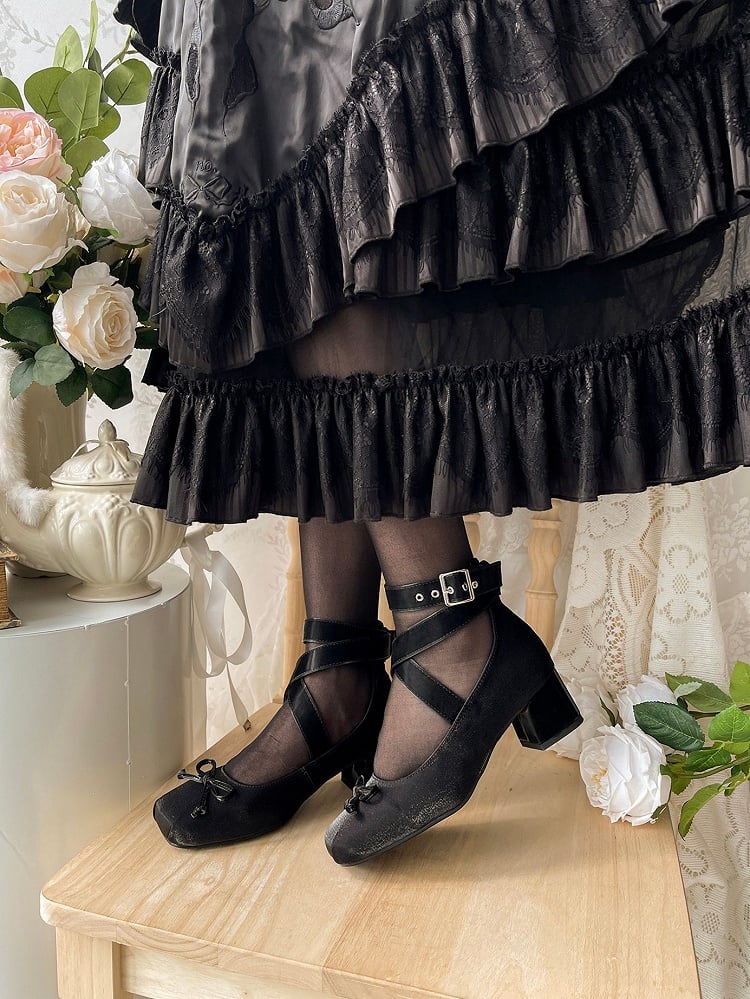 Elegante Ballerinas aus Satin mit Knöchelriemen in Schwarz