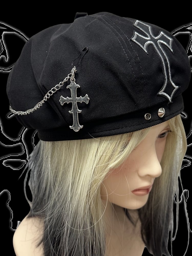 Punk-Baskenmütze mit schwarzer Kreuz-Applikation und Kreuzkettendetail