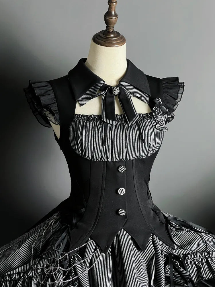 Graues und schwarzes Halloween-Gothic-Lolita-Kleid mit Kordelzug und gestreiftem Saum
