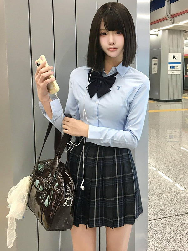 Blaue Uniform im adretten Hemdstil JK