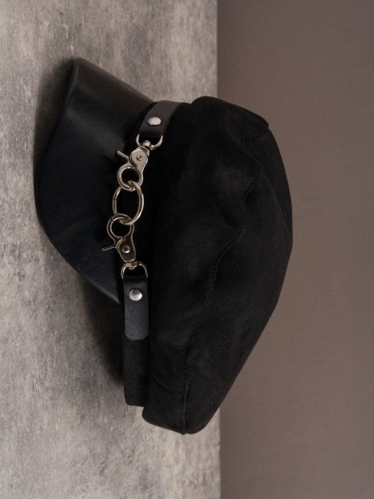 Baretthut mit Gothic-Schnallen in Schwarz