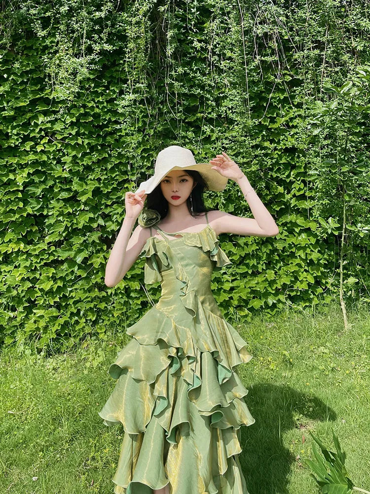 Robe de soirée verte asymétrique à volants superposés et bretelles spaghetti