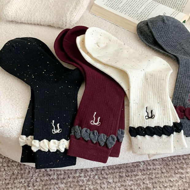Schwarze süße Wadensocken mit Schleifenstickerei und Rüschenbündchen