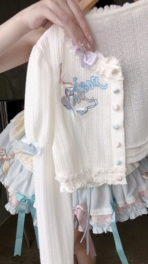 Weißes, langärmliges Strickoberteil mit Stickerei