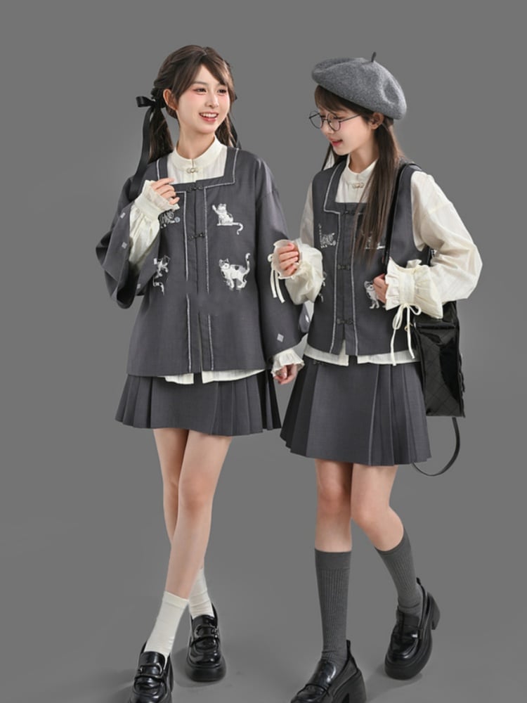 Grauer, oberschenkellanger Faltenrock mit Knotenknöpfen