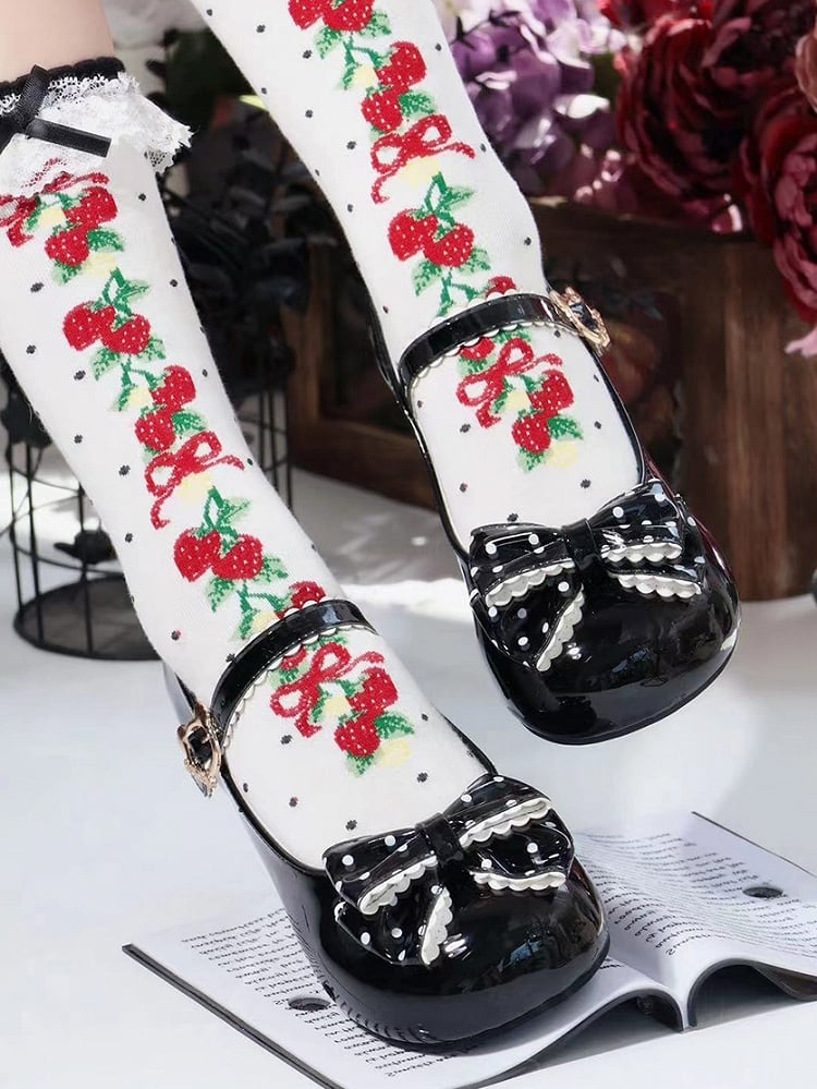 mit schwarzen PU-Schuhen mit Musterverschluss und Punktmuster und entzückender Schleife, runder Bär, niedriger Absatz
