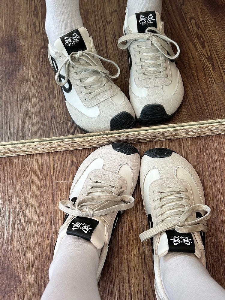 Weiße Sneakers mit Schnürung vorne und Schleife