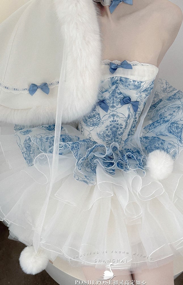 Blau-weißes porzellanfarbenes trägerloses Korsettkleid + Kapuzenumhang mit Plüschbesatz
