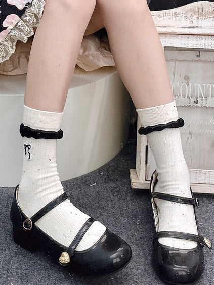 Schwarze süße Wadensocken mit Schleifenstickerei und Rüschenbündchen