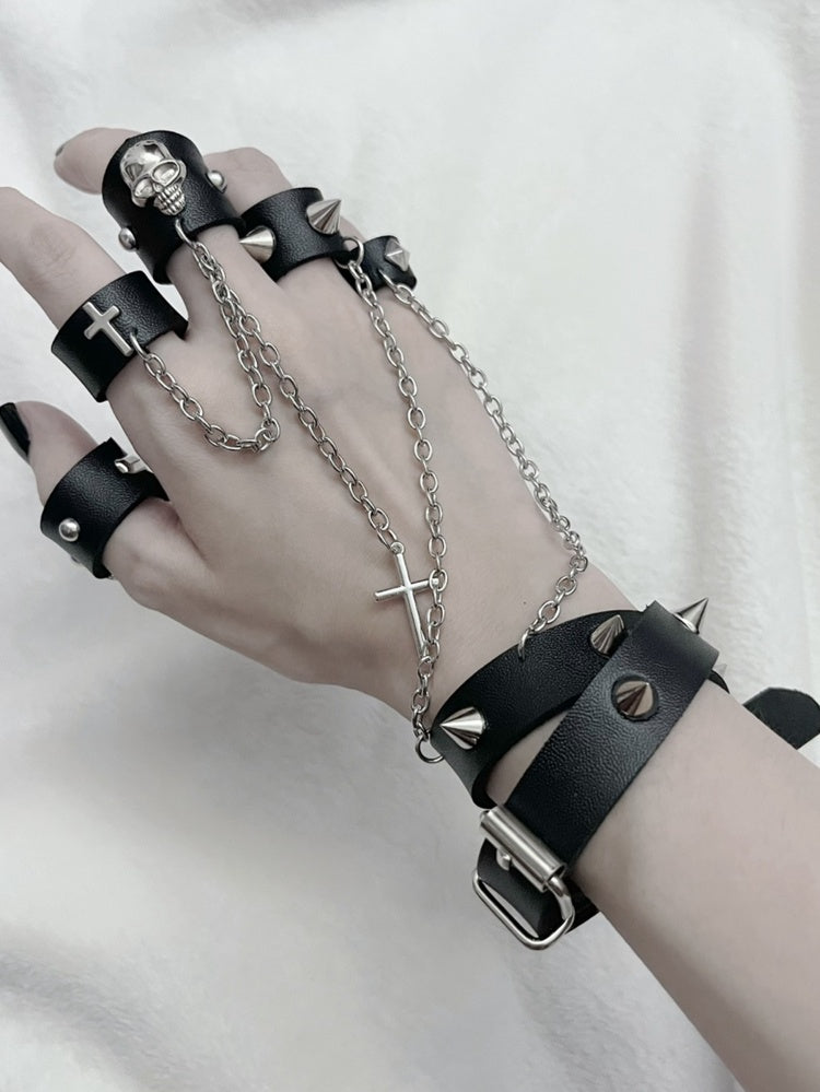 Schwarzes Punk-Armband mit Nieten und Ringen
