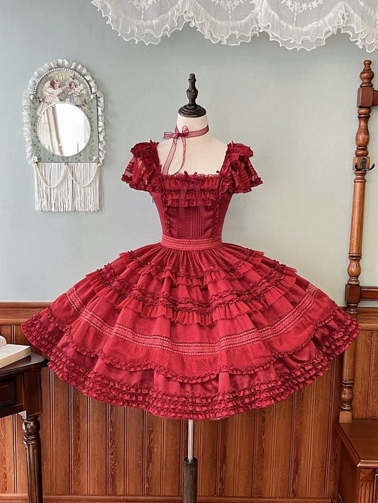 Elegante Lolita-Besätze, Plissee-Rüschendetails und klassisches rotes Kleid
