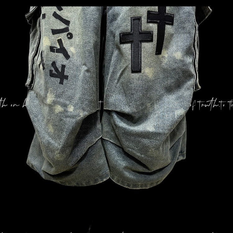 Leichte, weit geschnittene Jeans mit Applikationen im Punk-Stil in Blau mit Used-Look