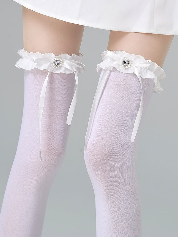 Bas blancs Jirai Kei au-dessus du genou avec nœud en strass en forme de cœur et manchette à volants