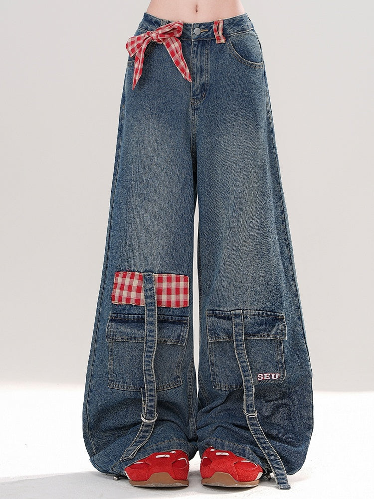 Blaue Jeans mit weitem Bein und abnehmbarer karierter Schleife und Cargotaschen