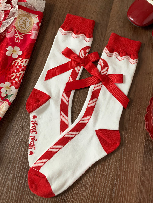 Weihnachtssocken mit roter Zuckerstange und Schleife