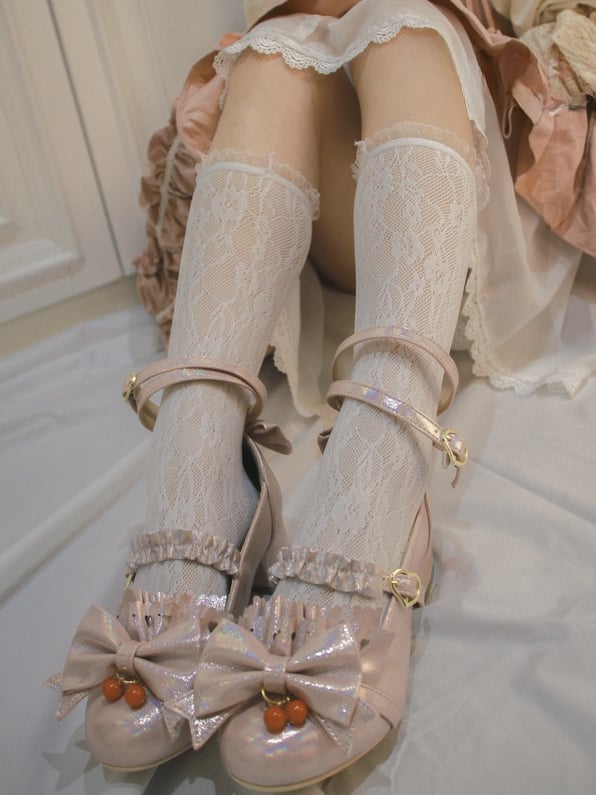 Weiße Spitzensocken mit Blumenmuster und Rüschenbündchen
