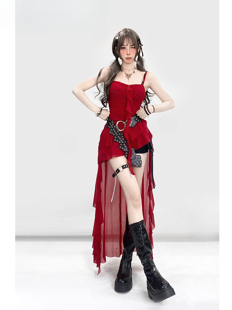 ヴィンテージレッドのアシンメトリーフリルヘムハイローグラマラスキャミドレス