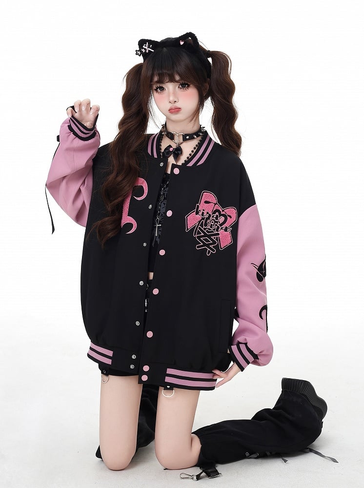 Schwarz-pinke Bittersweet-Baseballjacke mit Schleifenstickerei und Schnürdetail am Ärmel