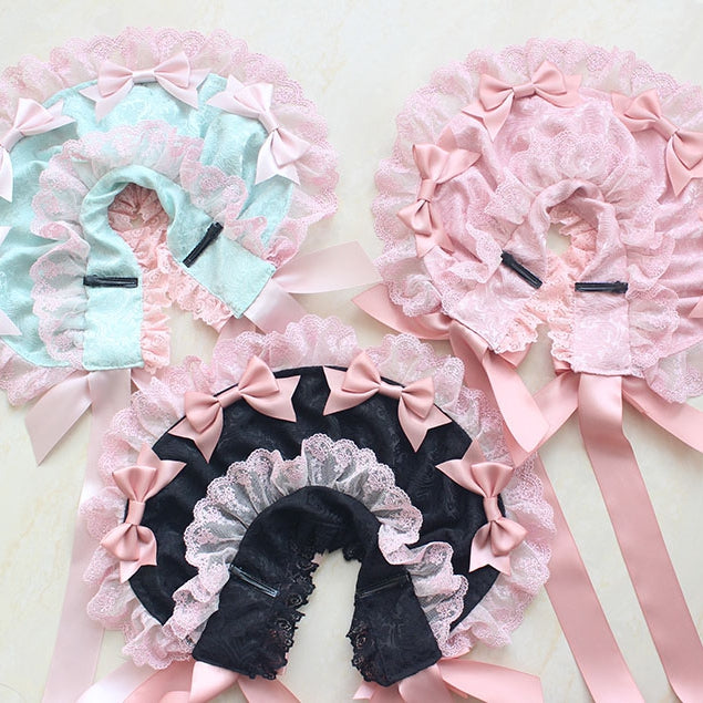 Bonnet rose avec détails en dentelle et nœud papillon