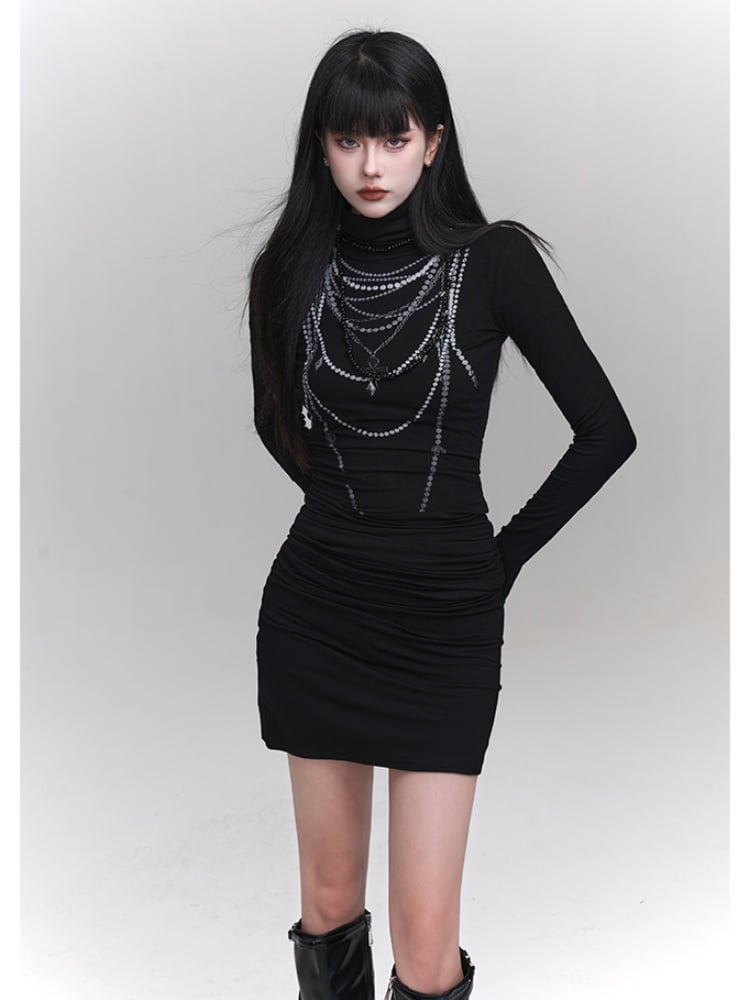 Schwarzes, hochgeschlossenes, eng anliegendes Kleid mit Perlenkette