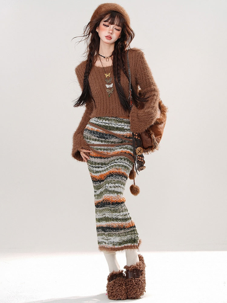 Braunes Set aus kurzem Pullover mit Rundhalsausschnitt, Pompom-Details und gestreiftem Strick-Bodycon-Rock