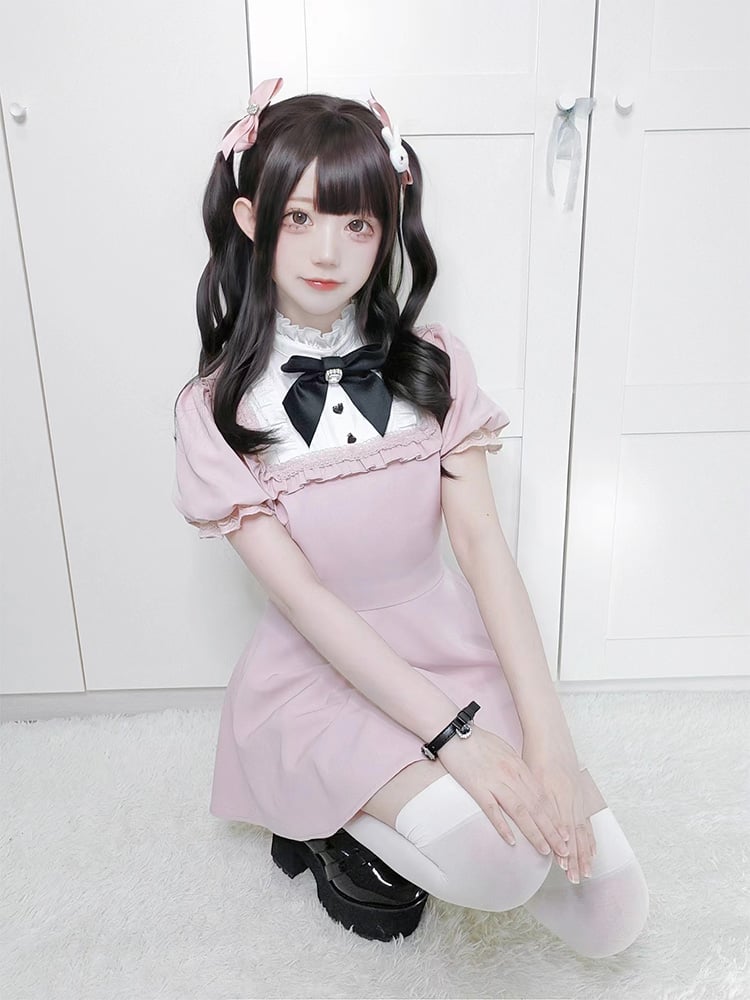 ピンクのフリルネックライン、レースカフスドレス、フリルトリムショーツ