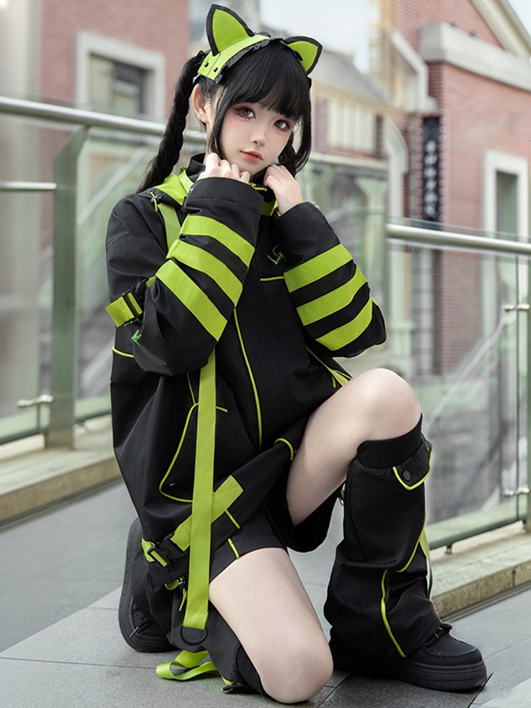 Schwarze und grüne futuristische Techwear-Shorts im Landmine-Stil mit geradem Bein und ausgestellten Beinwärmern