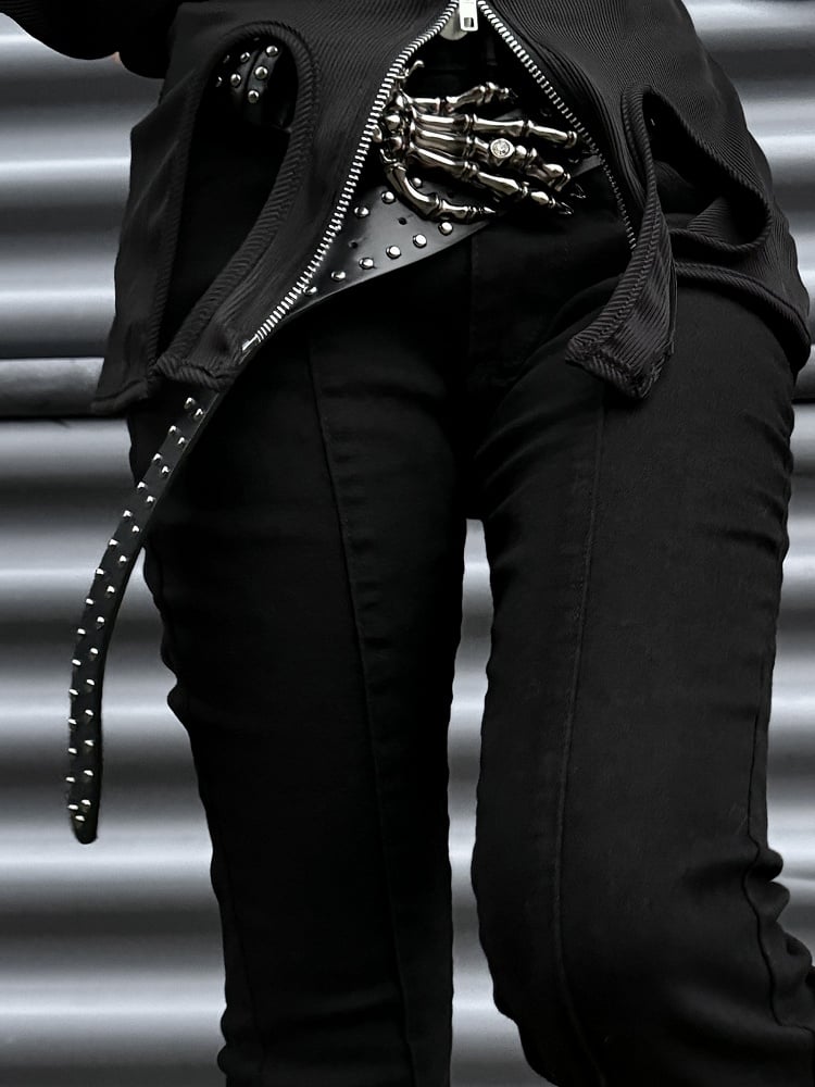 Punk-schwarze Slim-Fit-Hose mit Fischschwanz und hoher Taille mit Gürtel mit Skeletthand-Schnalle