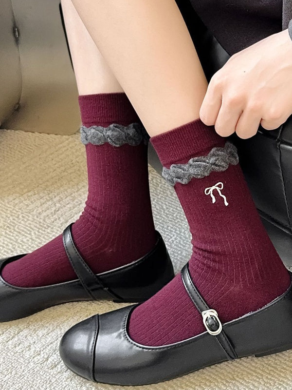 Schwarze süße Wadensocken mit Schleifenstickerei und Rüschenbündchen