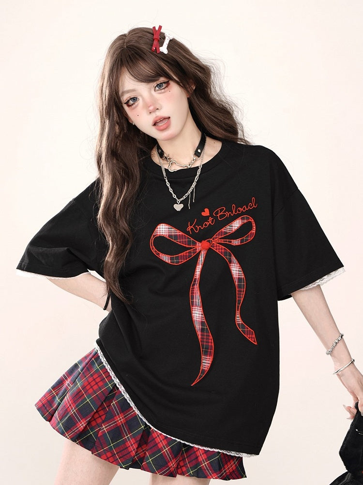 Schwarzes Oversize-T-Shirt mit Spitzenbesatz, gesticktem Schriftzug und kariertem Schleifenakzent