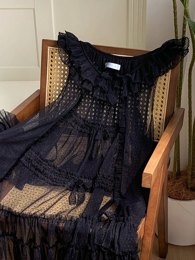 Schwarze Schleife, Punkte, Tülldetails, Rüschen, rosa Hausbesatz, Stil und Überkleid