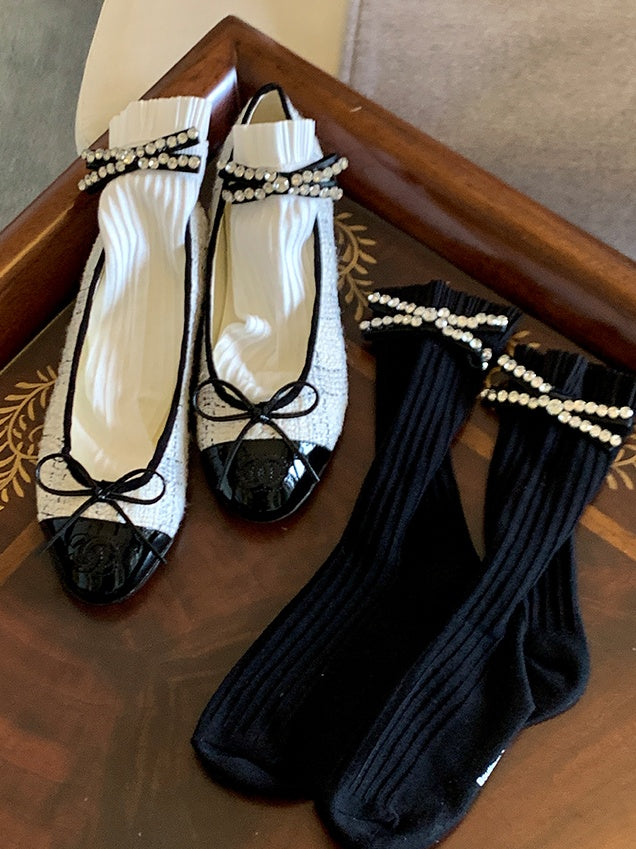 Schwarz/Milchweiße Wadensocken mit Strass-Schleife