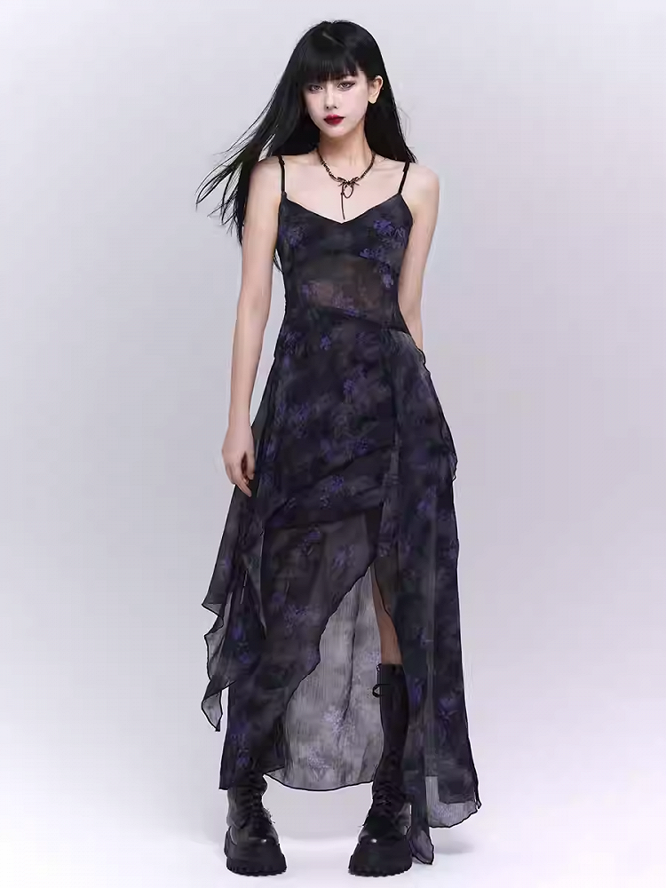 Robe camisole glamour à ourlet asymétrique et fleurs noires et violettes