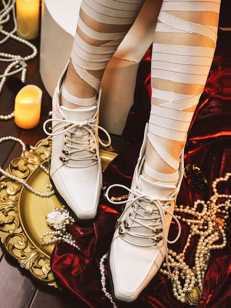Weiße Stiefel in Weinglasform mit Schnürung und Gothic-Schnürung vorne