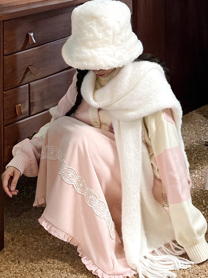 Weißer Strickschal mit Fransensaum