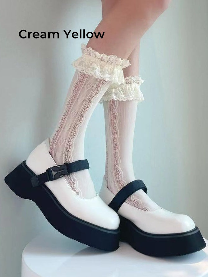 Weiß/Cremegelbe Wadensocken mit Spitzenbündchen und Rüschen