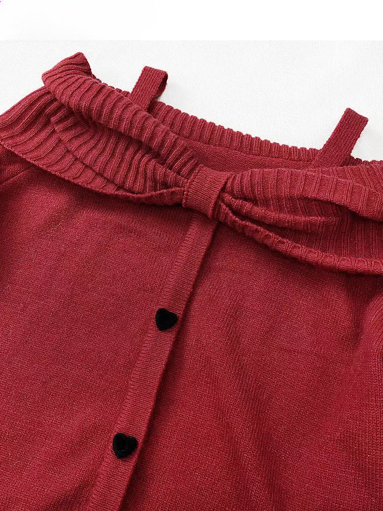 Weinroter Strickpullover mit schulterfreiem Ausschnitt