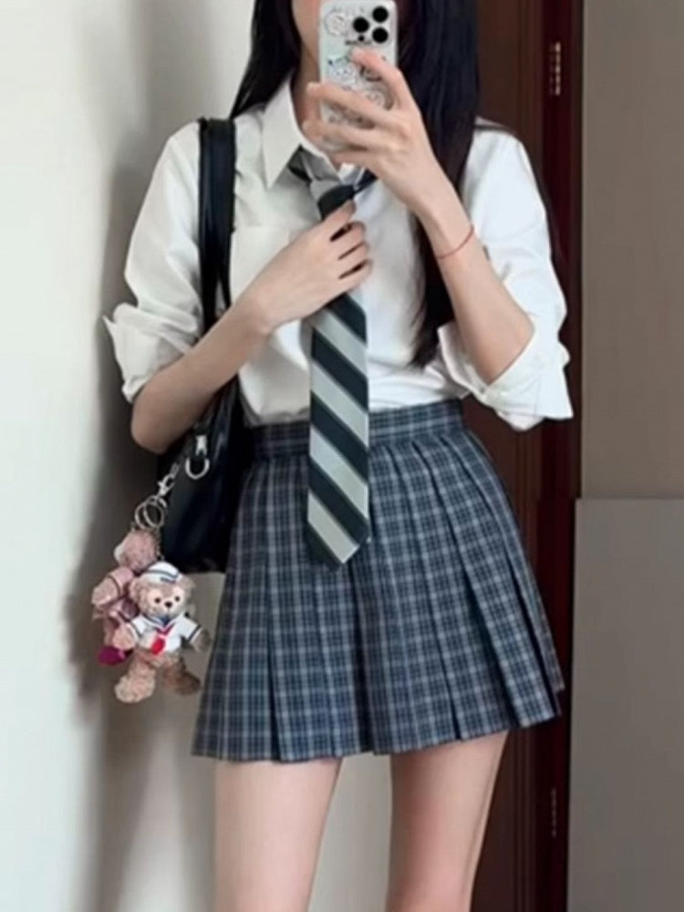Weißes Hemd im Preppy-Stil