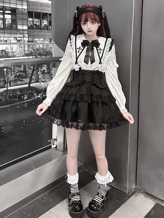 Chemise blanche Jirai Kei à col plat pointu et épaules en dentelle style mines terrestres