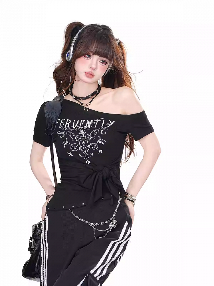 Schwarzes, asymmetrisches T-Shirt mit großer Schleife am Ausschnitt und Saum und glamouröser Grafik