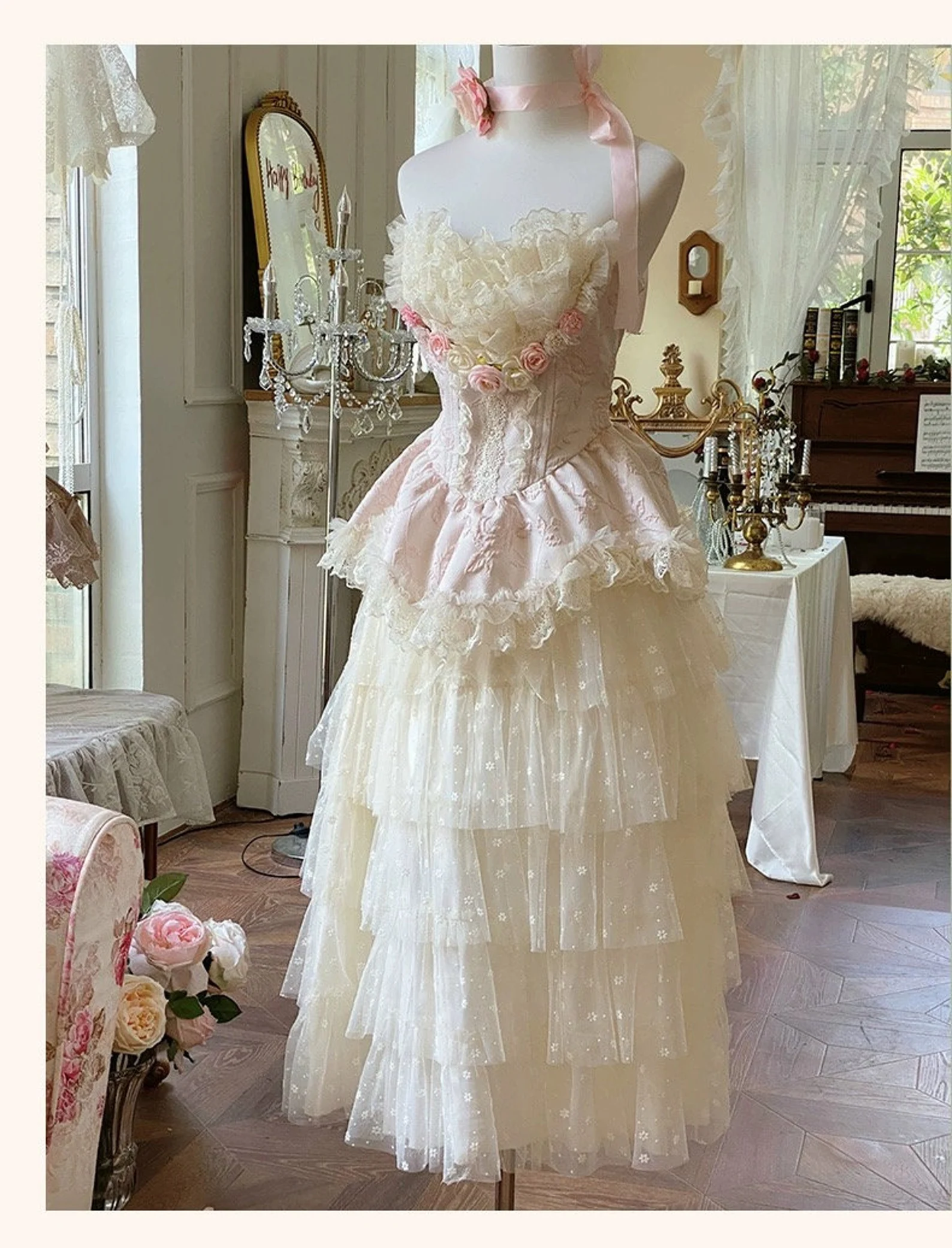 Spitzenkleid-Set mit blühenden Blumen