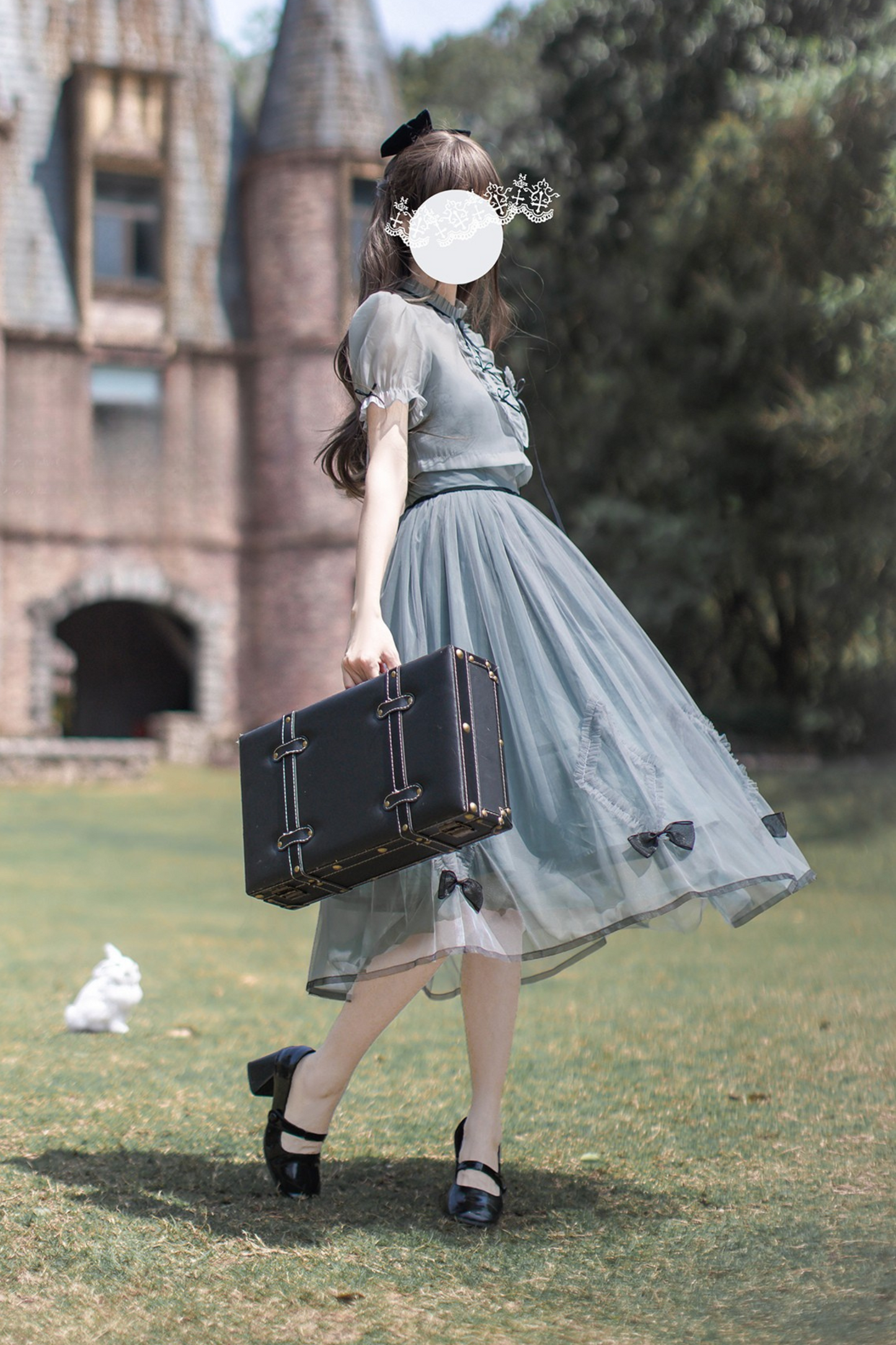 brooch dress Nostalgic ribbon top + traveling Alice outer