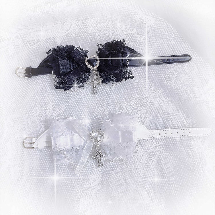 Schwarz-weißes Jirai Kei-Teufelsflügel-Kreuz und Herz-Strasssteine, Schleifenarmband mit Ringen