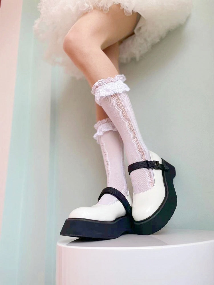 Weiß/Cremegelbe Wadensocken mit Spitzenbündchen und Rüschen