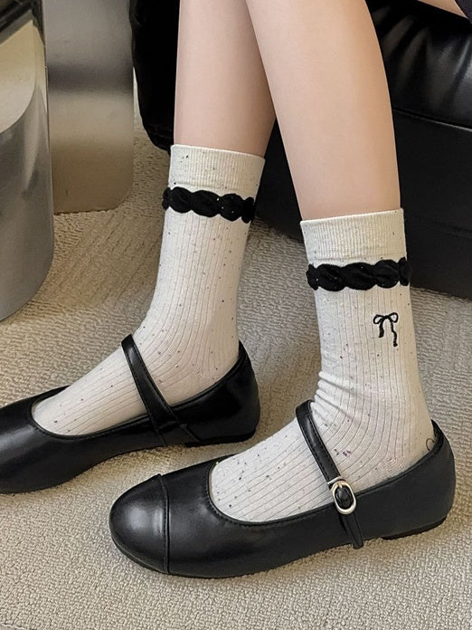 Schwarze süße Wadensocken mit Schleifenstickerei und Rüschenbündchen