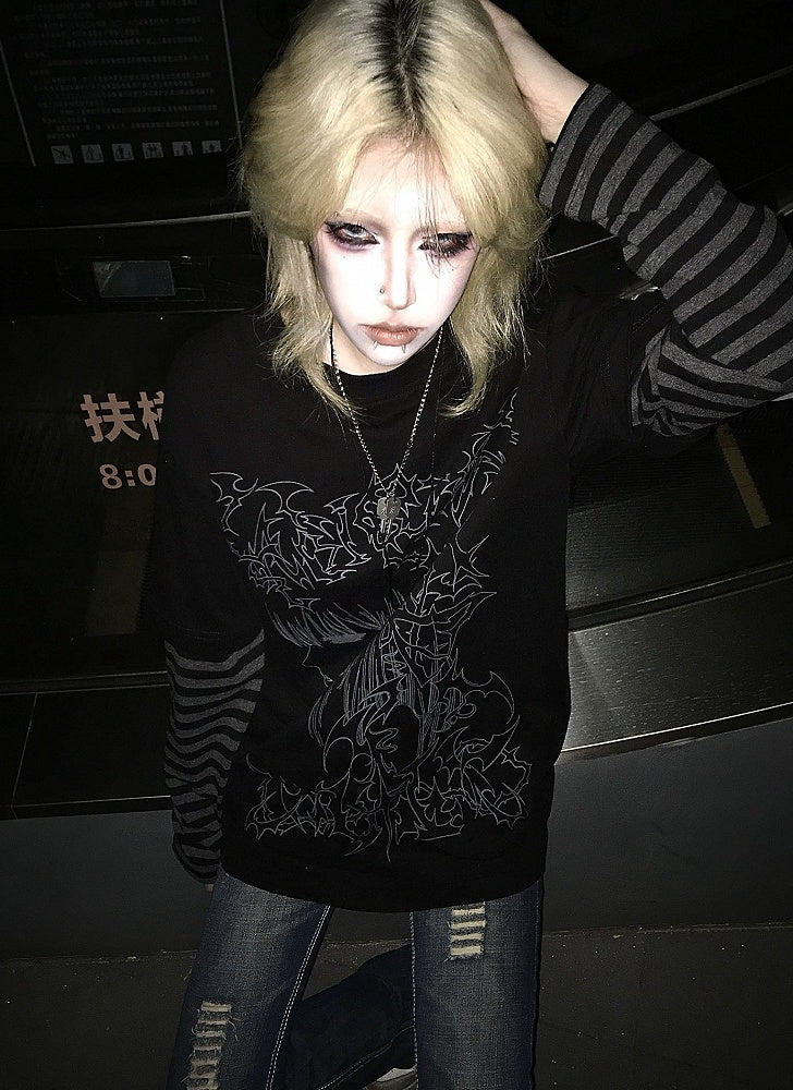 Schwarzes T-Shirt mit Grafik und gestreiften Ärmeln im Emo-Punk-Girl-Stil