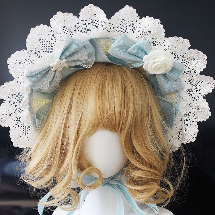 Rosa/blaue Haube mit floralen Schleifendetails und Spitzenbesatz